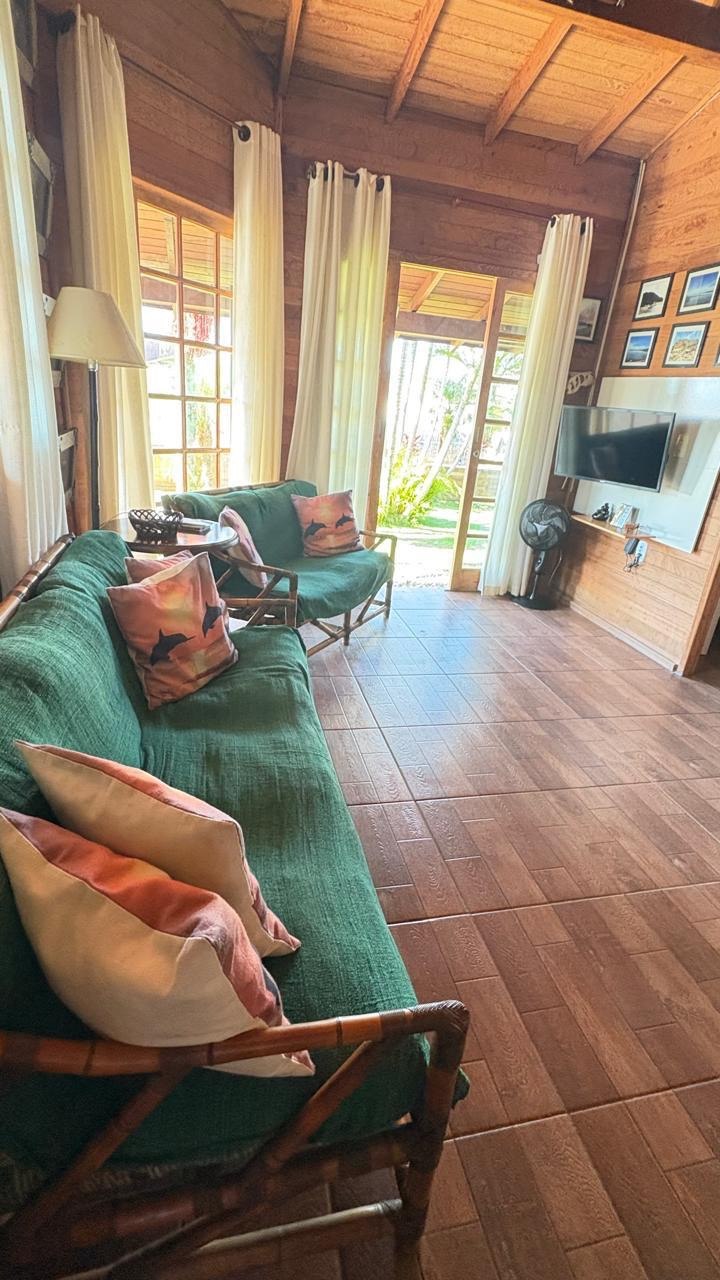 Sala de estar com TV e vista para o jardim