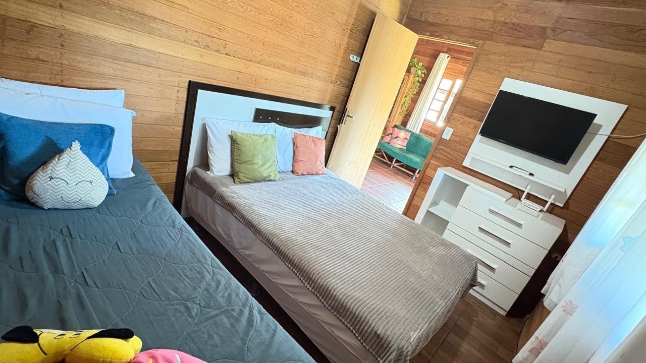 Quarto da frente — casal + solteiro, com TV e ar-condicionado