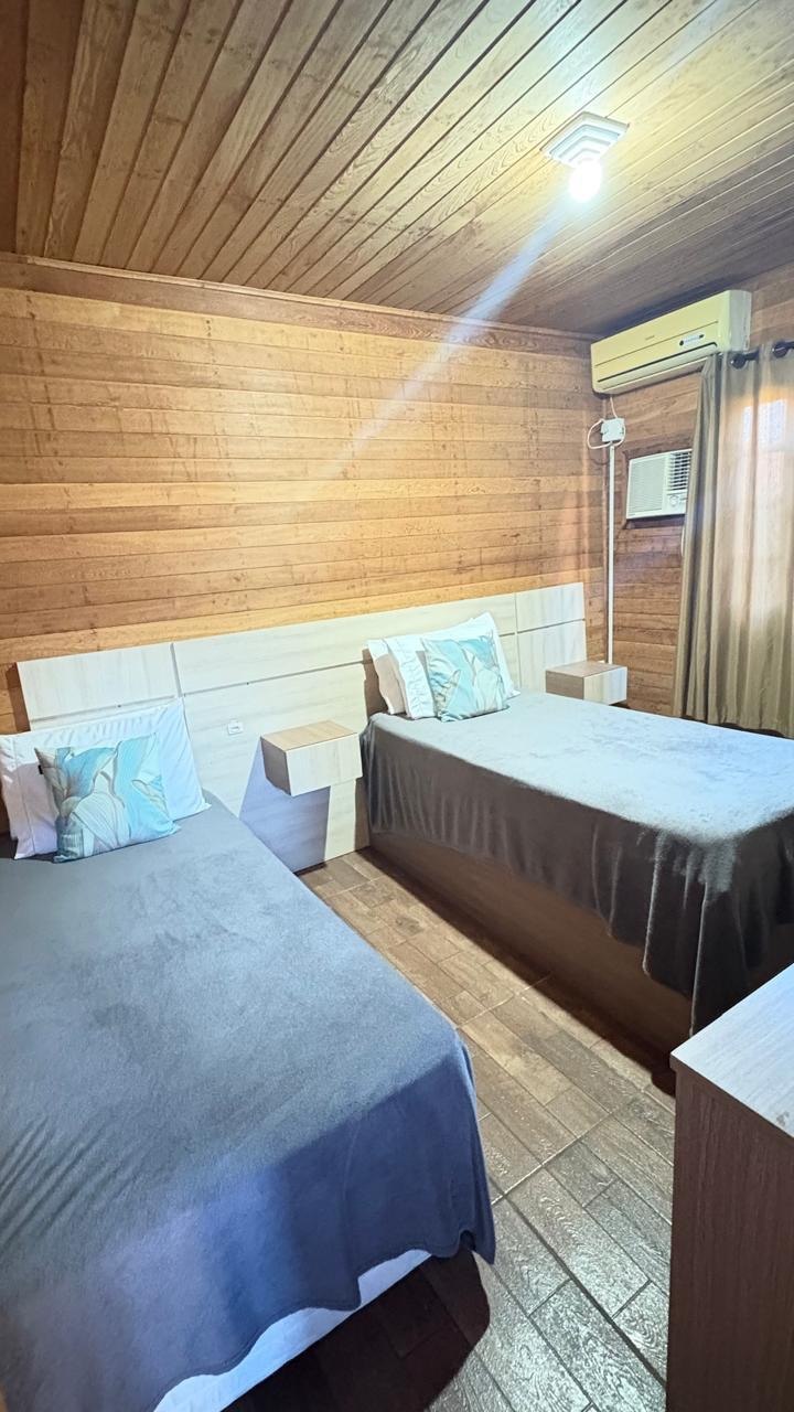Quarto do meio — duas camas de solteiro