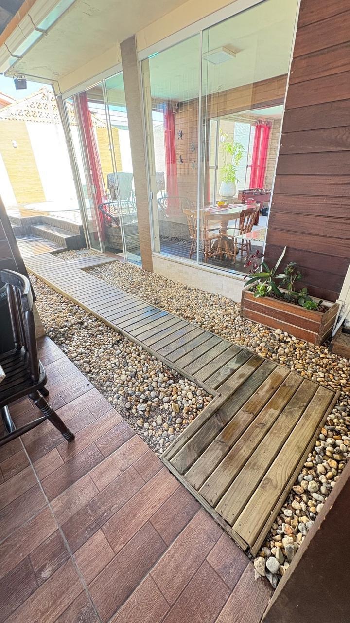 Deck e jardim ao redor da casa