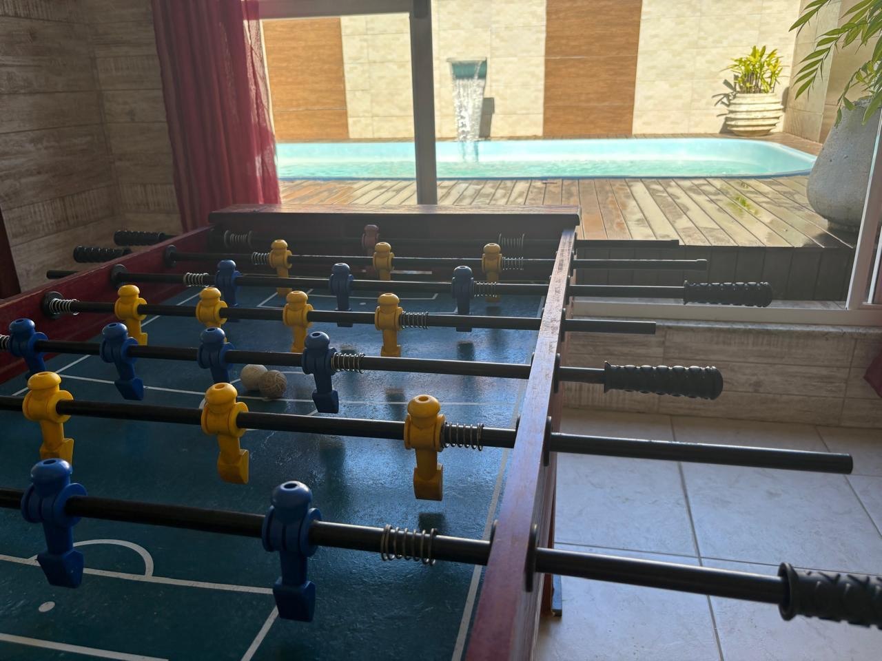 Pebolim com vista para a piscina